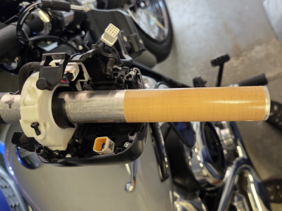 Ein Folie verhindert das wacklige Verhalten des Gasgriffs. Diese nennt sich Easygrip Rattlekiller. Wird vertrieben von Stefans Garage.