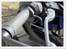 Ebenso originale Heizgriffe, vom Händler angebaut. Ebenso originale Heizgriffe, vom Händler angebaut.