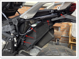 Der Kabelverlauf zum vorhandenen Stecker unten links.