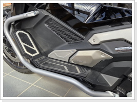 Trittbrettschutz rundrum. Mit der Passgenauigkeit hapert es noch etwas.