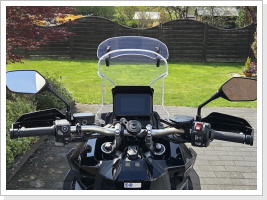 Die MRA Tourenscheibe mit Aufsatz bringt rein gar nichts. In der selben Gr&ouml;&szlig;e wie die OEM Scheibe ist das nur durch den Spoiler zu erwarten, doch meine 182cm stellen da keinen Unterschied fest. Egal in welcher Position die Scheibe steht.