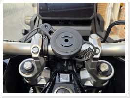 Halterung versetzt damit das Handy mittig sitzt. Die Aufnahme f&uuml;r die Lenkerklemme funktioniert daf&uuml;r nicht.